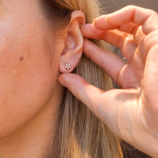 Aro Oro 18 kilates Flor con Diamantes