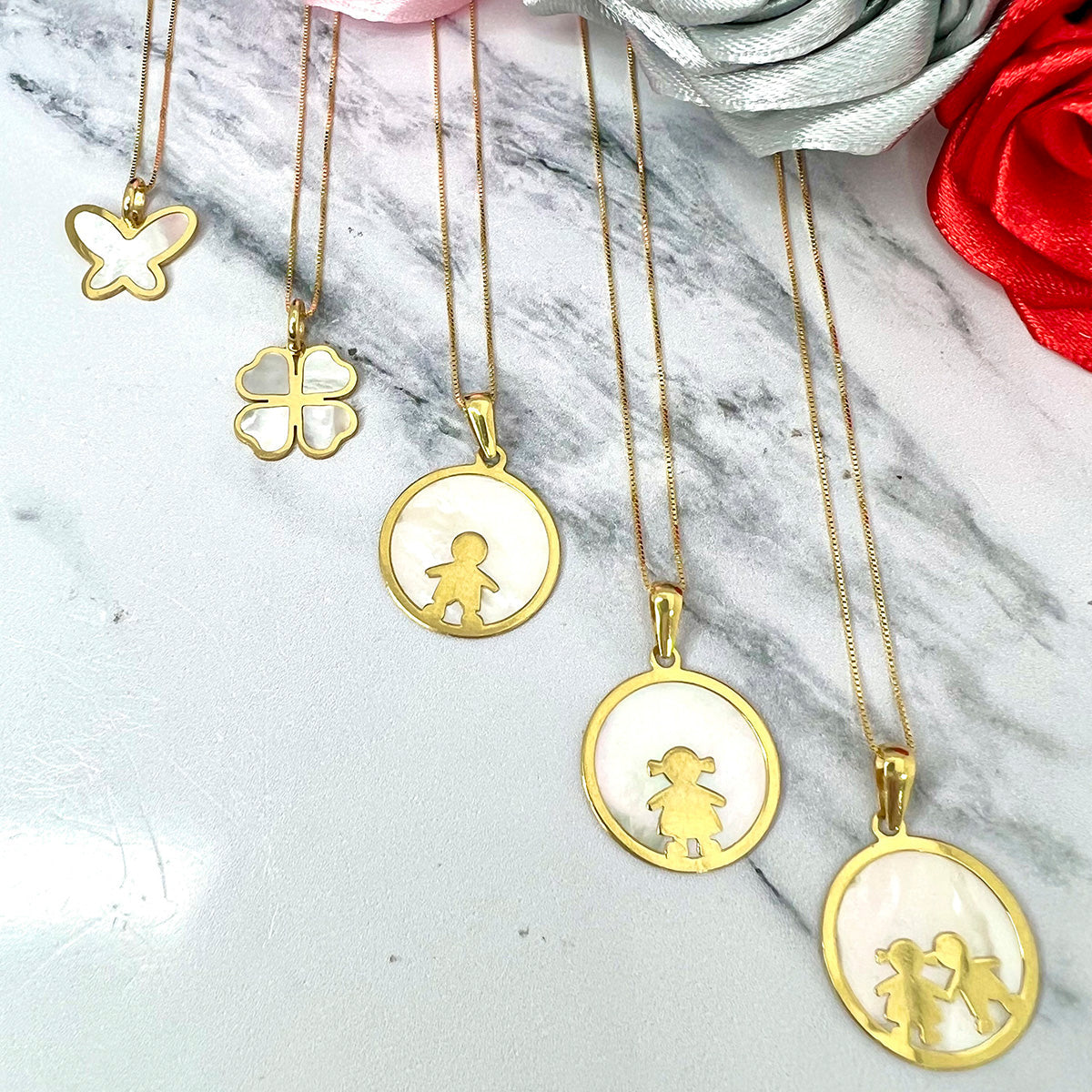 Collar en oro amarillo y nacar