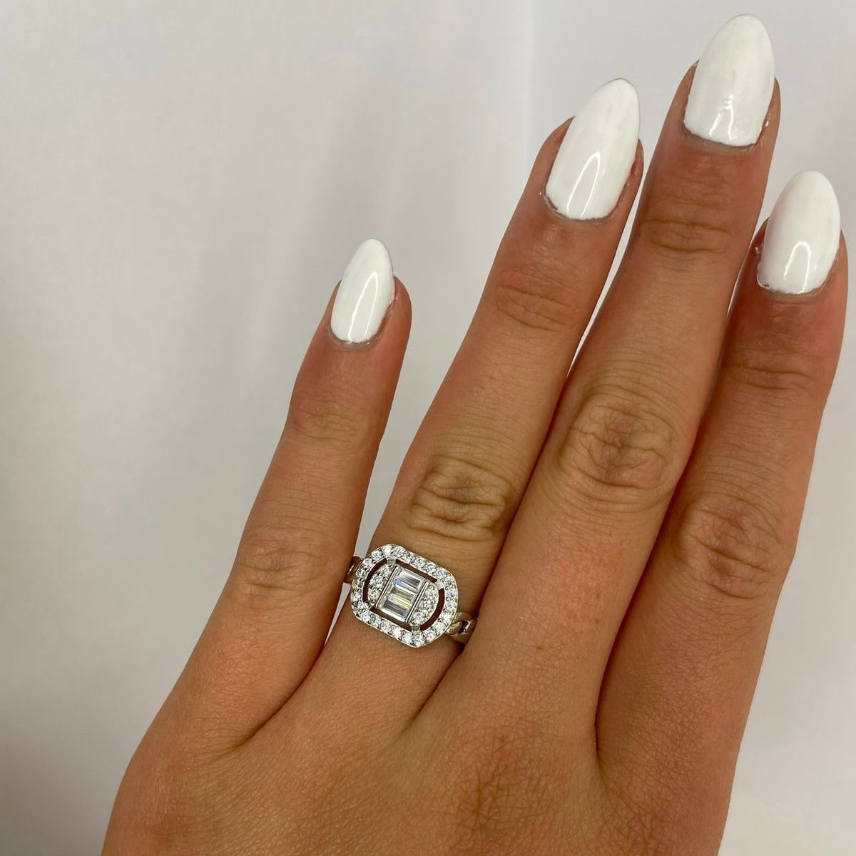 Anillo plata 925, Vintage, terminacion anillo cruzada, cara cuadrada zirconitas blancas