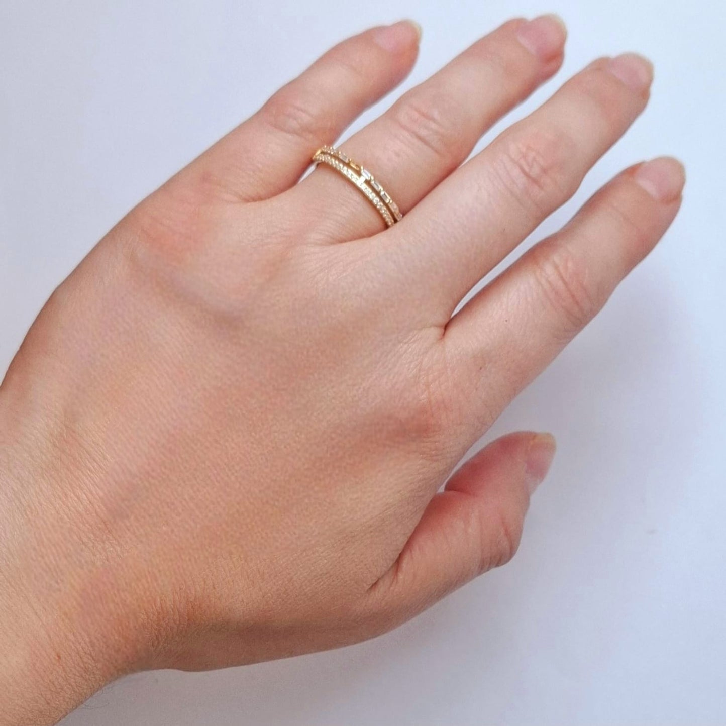 Anillo Cintillo Oro Amarillo y Circones Modelo Destello de Oro