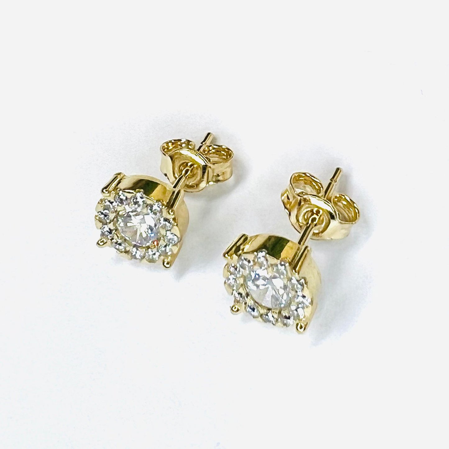 Aro Oro 18 kilates zircon blanco central , rodeado zircones pequeños