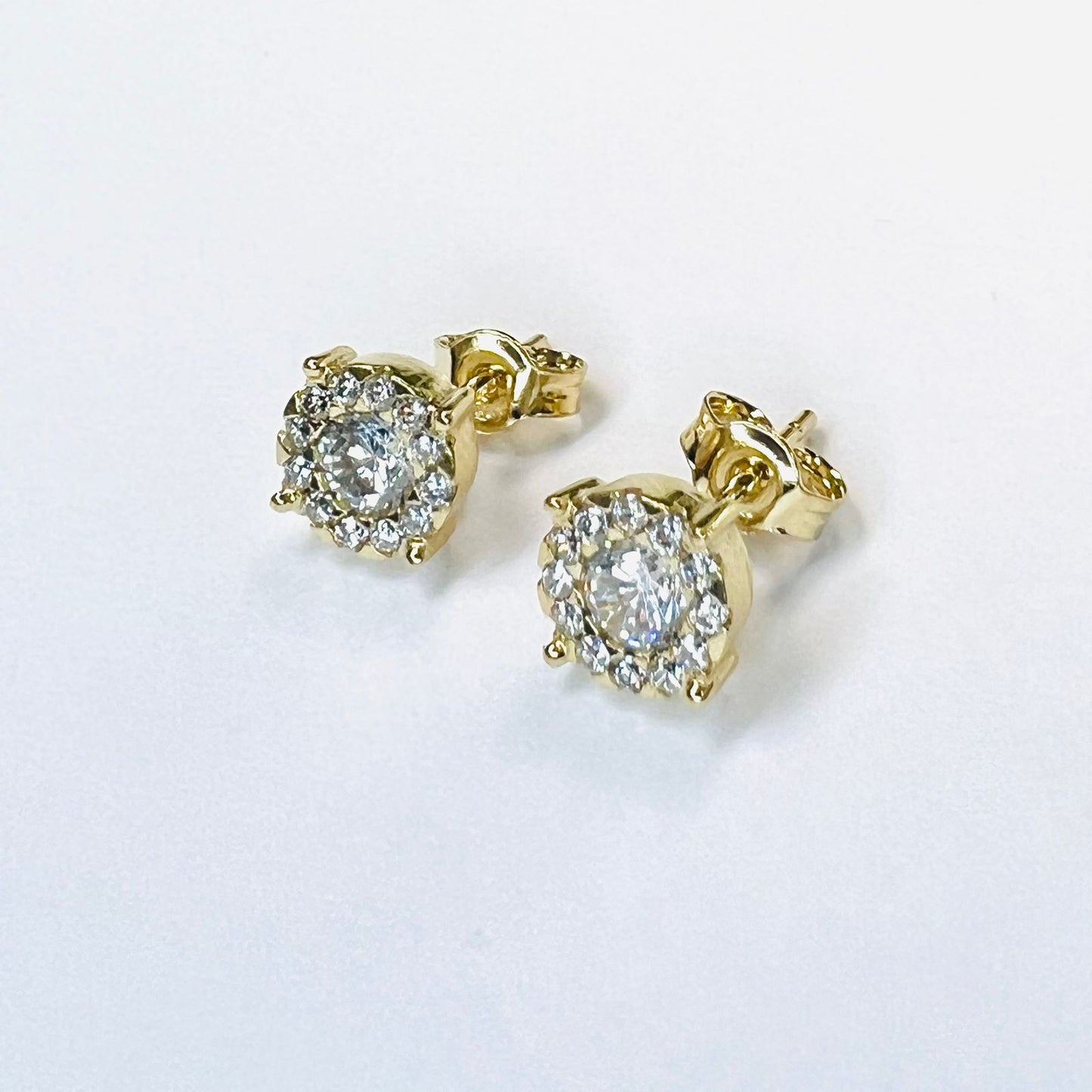 Aro Oro 18 kilates zircon blanco central , rodeado zircones pequeños