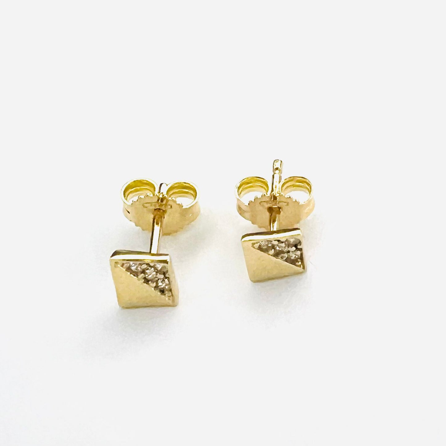 Aro Oro 18k , cuadrado, zirconitas blancas