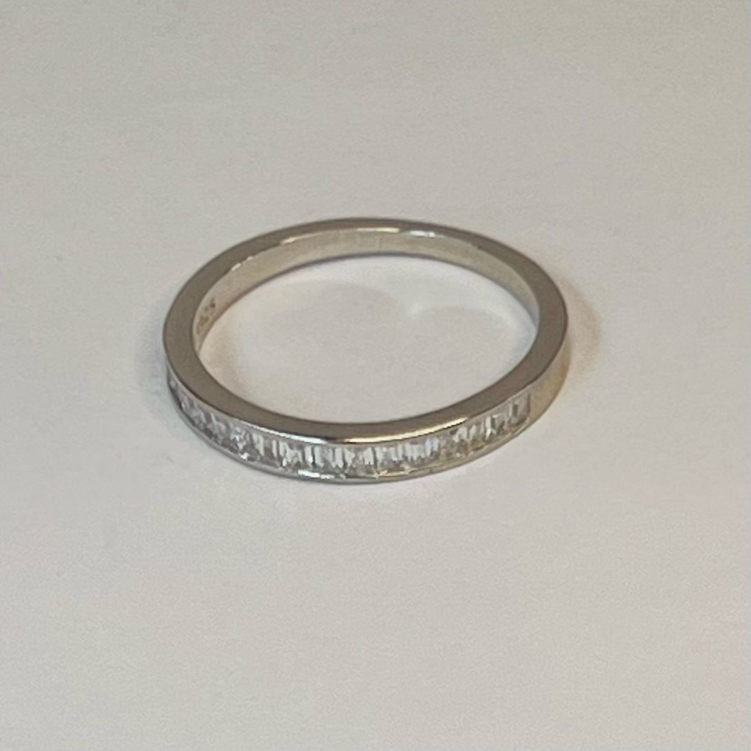 Anillo en plata cintillo invisible