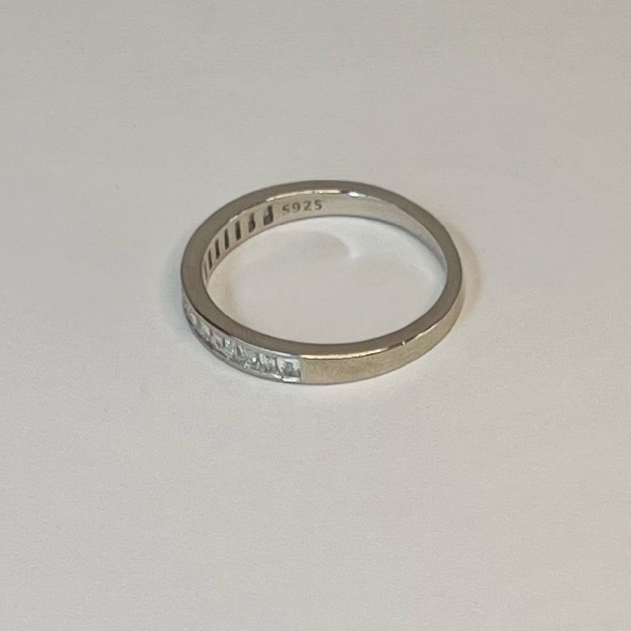 Anillo en plata cintillo invisible