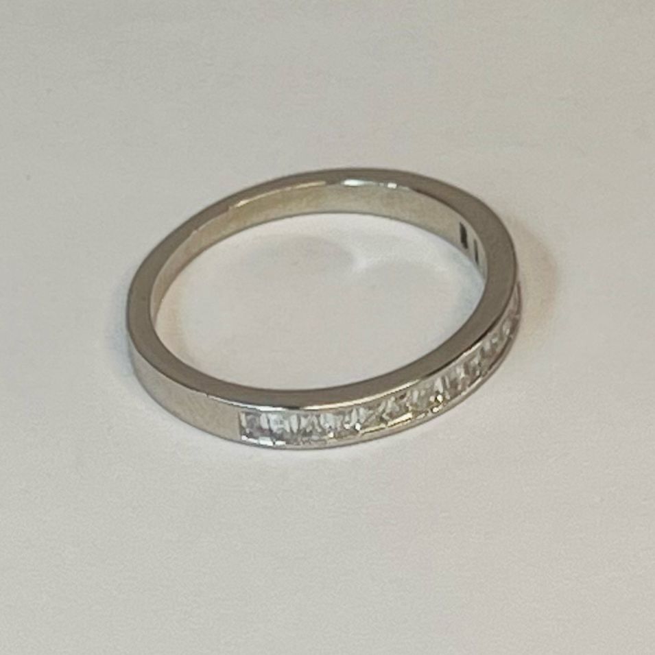 Anillo en plata cintillo invisible