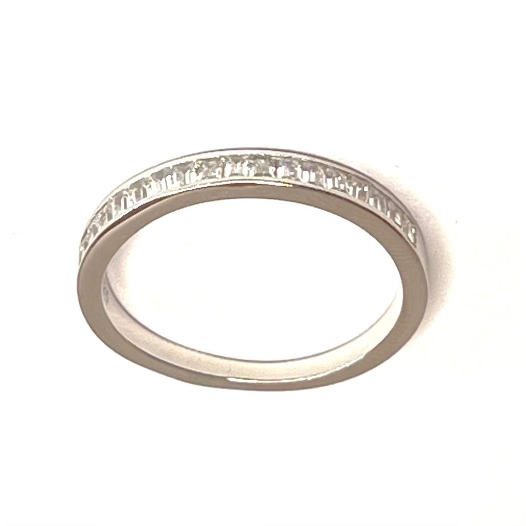 Anillo en plata cintillo invisible