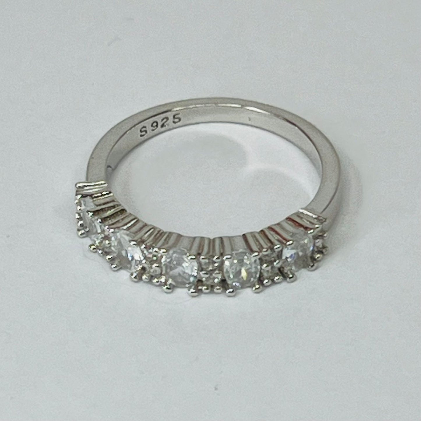 Anillo en plata cintillo doble garra