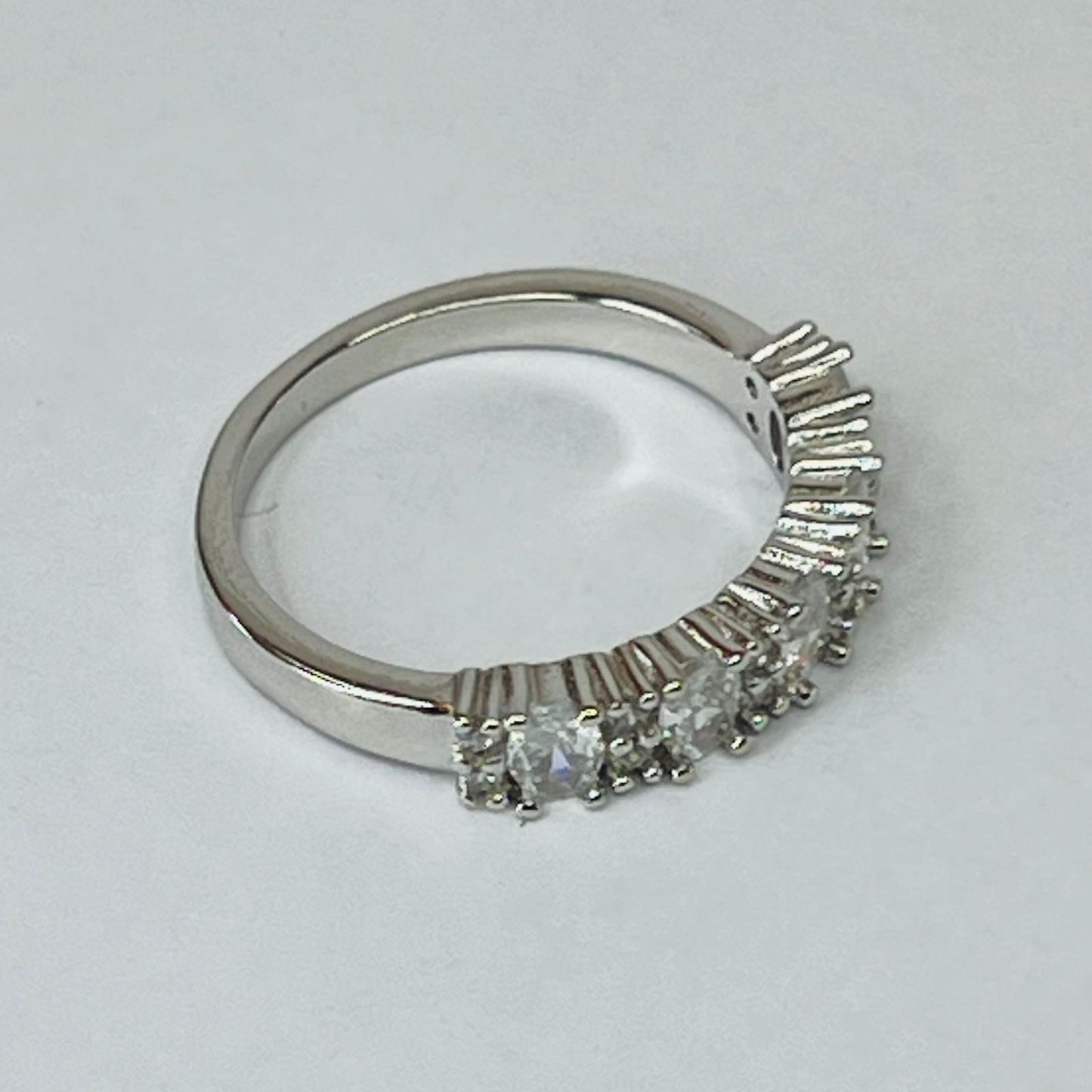 Anillo en plata cintillo doble garra