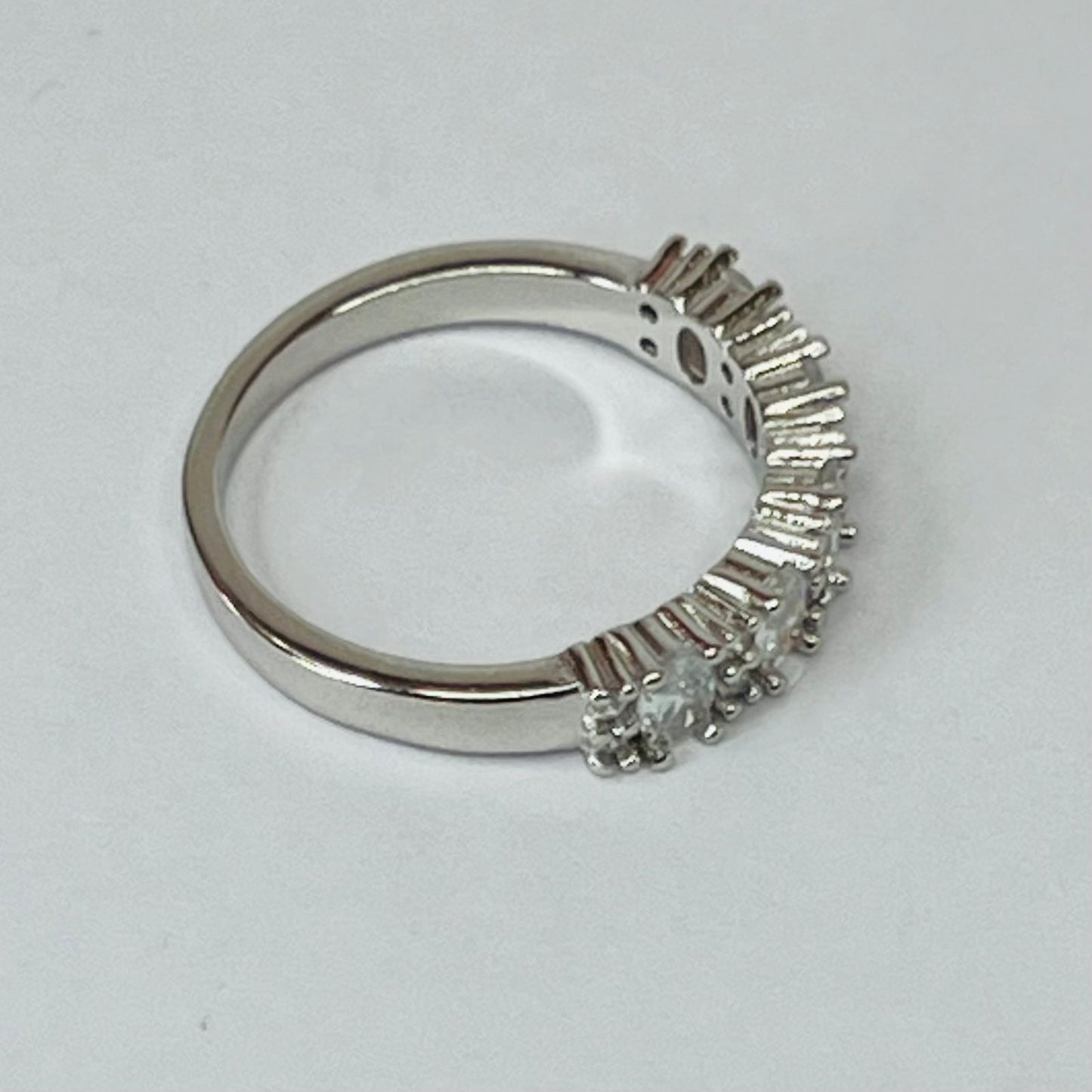 Anillo en plata cintillo doble garra