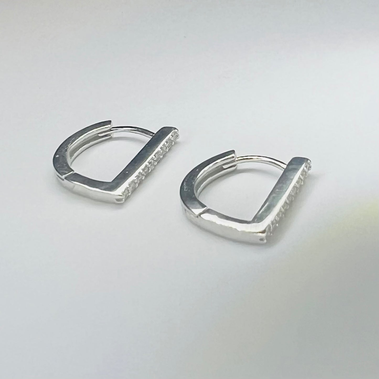 Aros argollas en plata barra zirconia frontal
