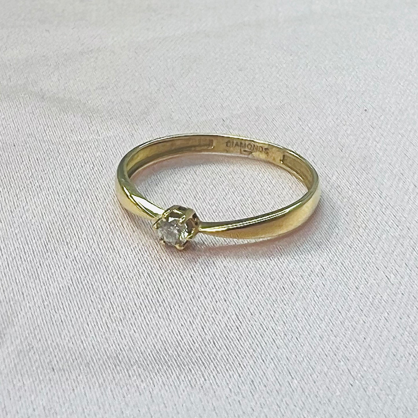 Anillo Oro amarillo con diamante