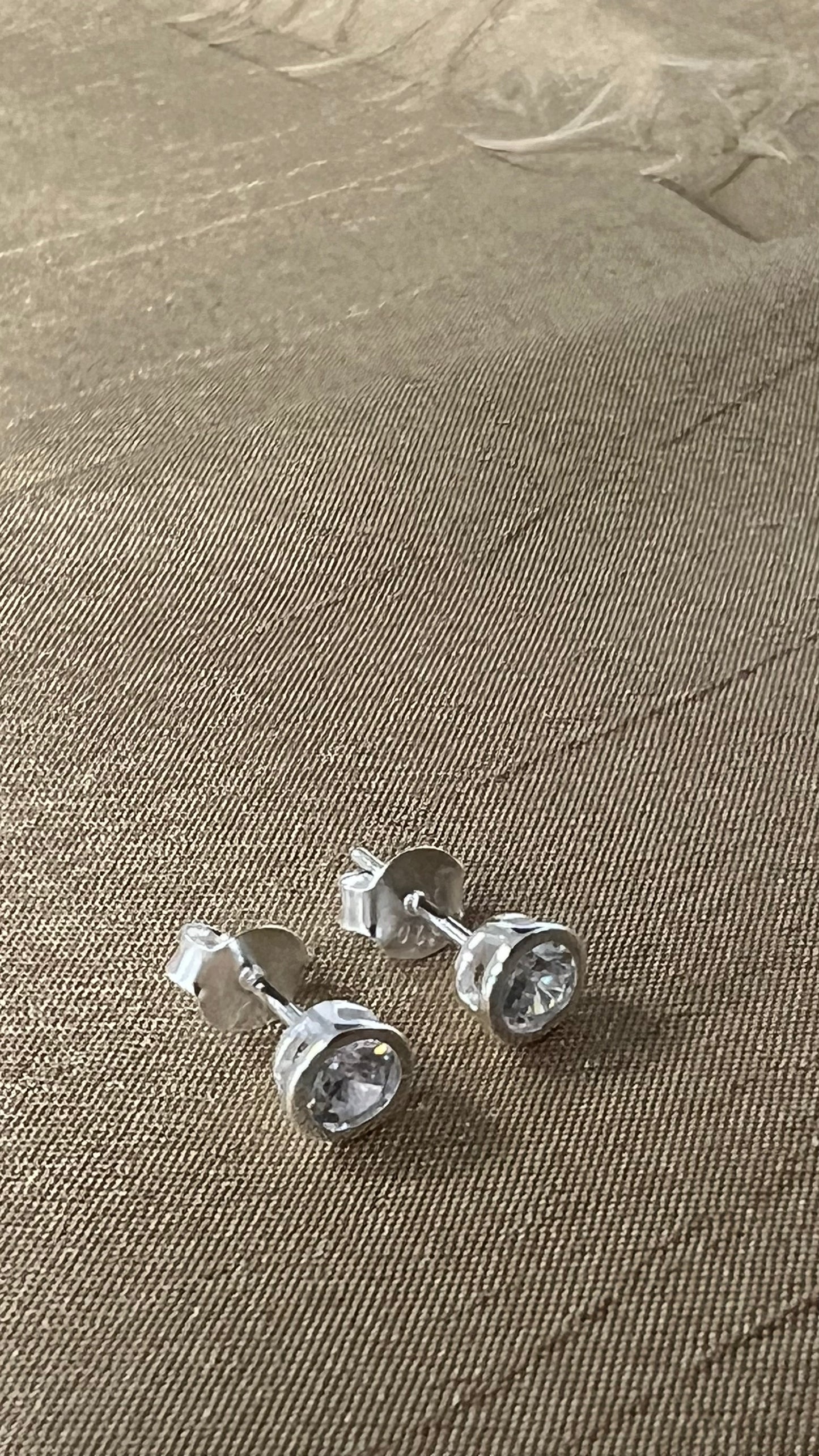 Aros en plata modelo punto de luz