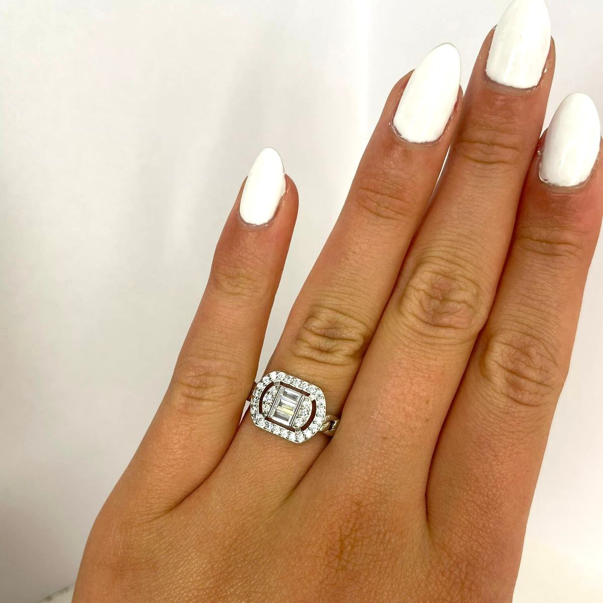 Anillo plata 925, Vintage, ovalado, zirconias blancas, redondas y baguette distintas direcciones, bordes entrelazados