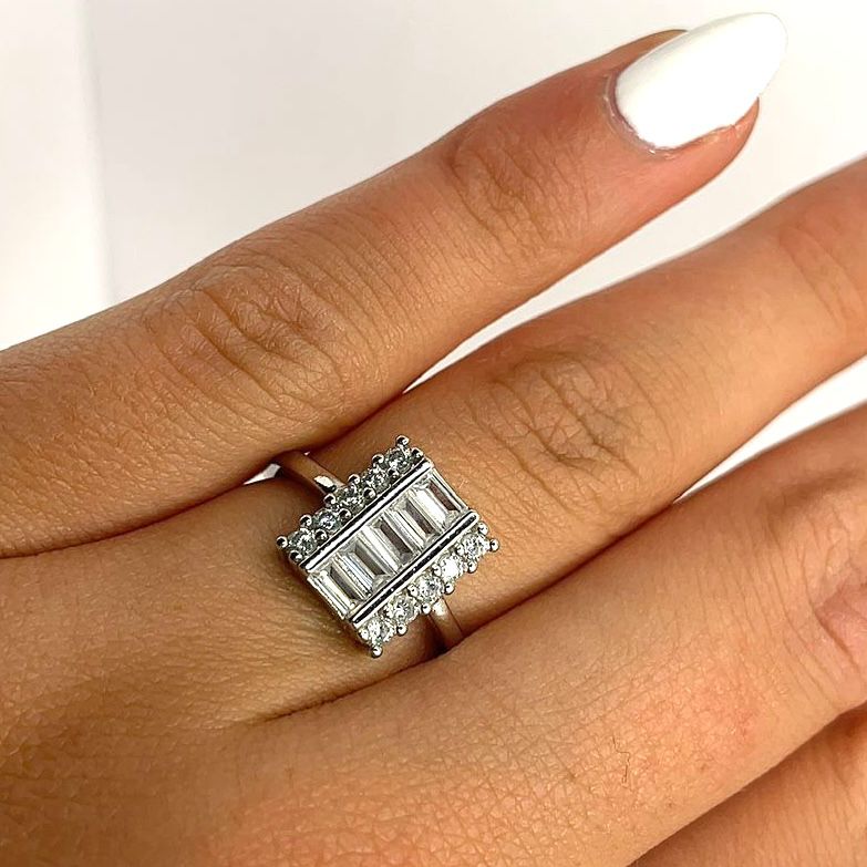 Anillo plata 925, Vintage, ovalado, zirconias blancas, redondas , riel central de Baguette rectangular