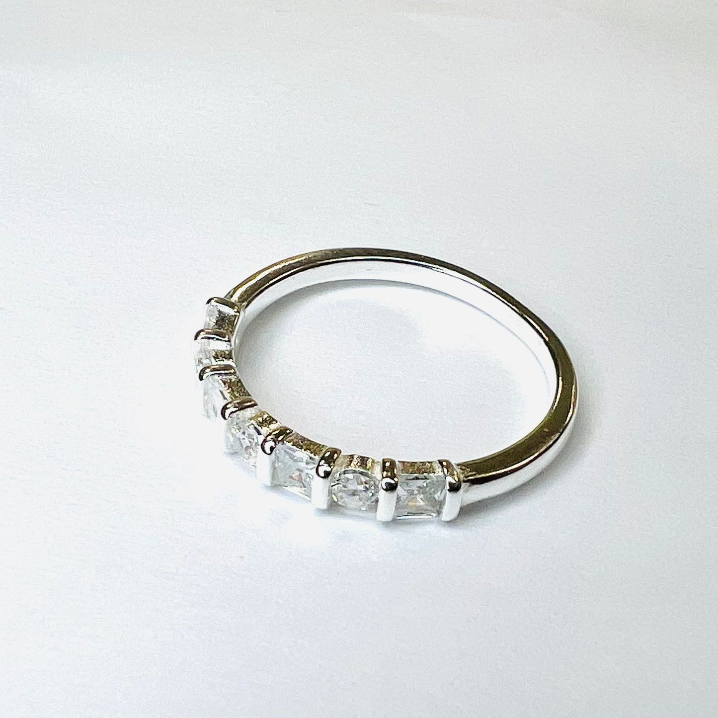 Anillo medio cintillo