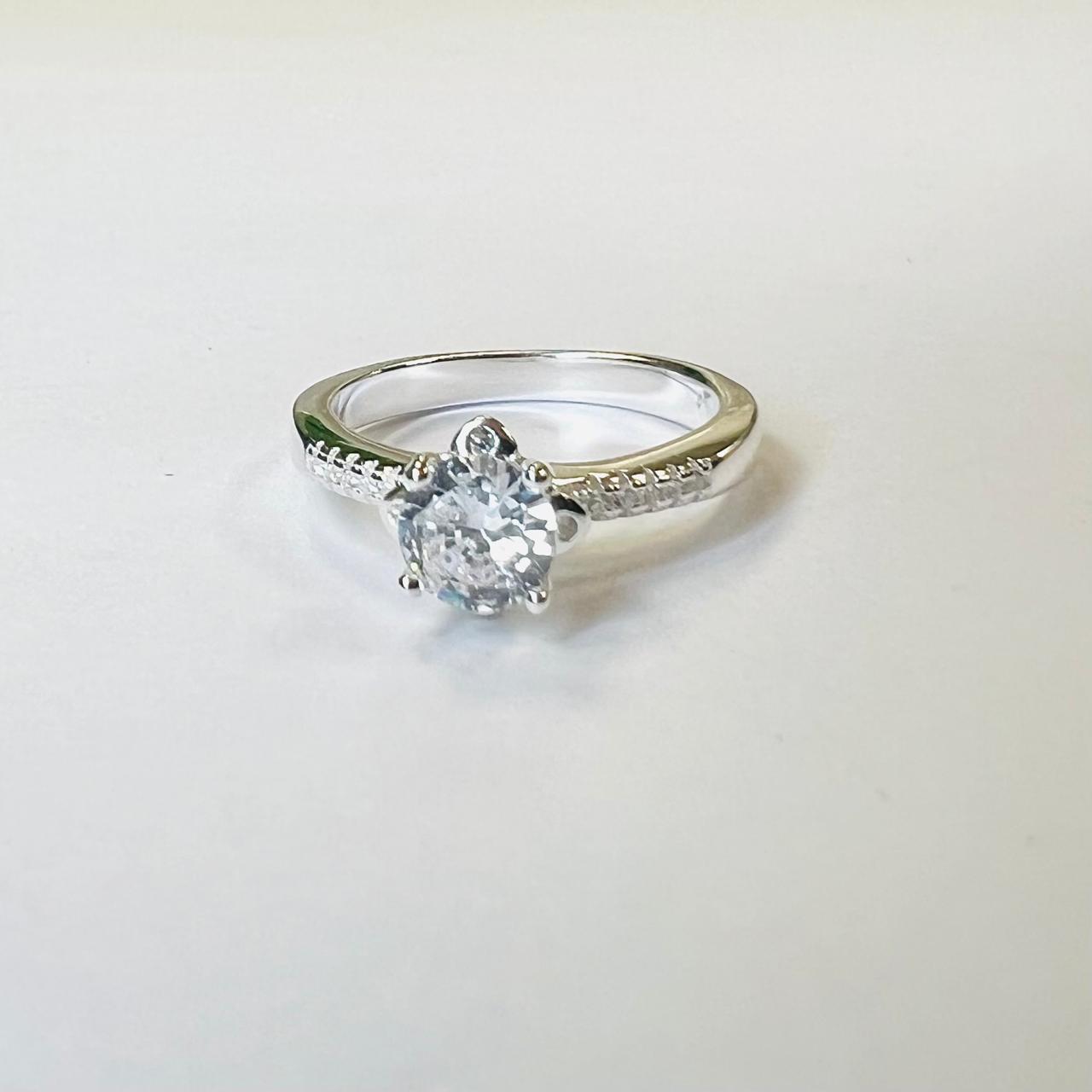 Anillo solitario alto