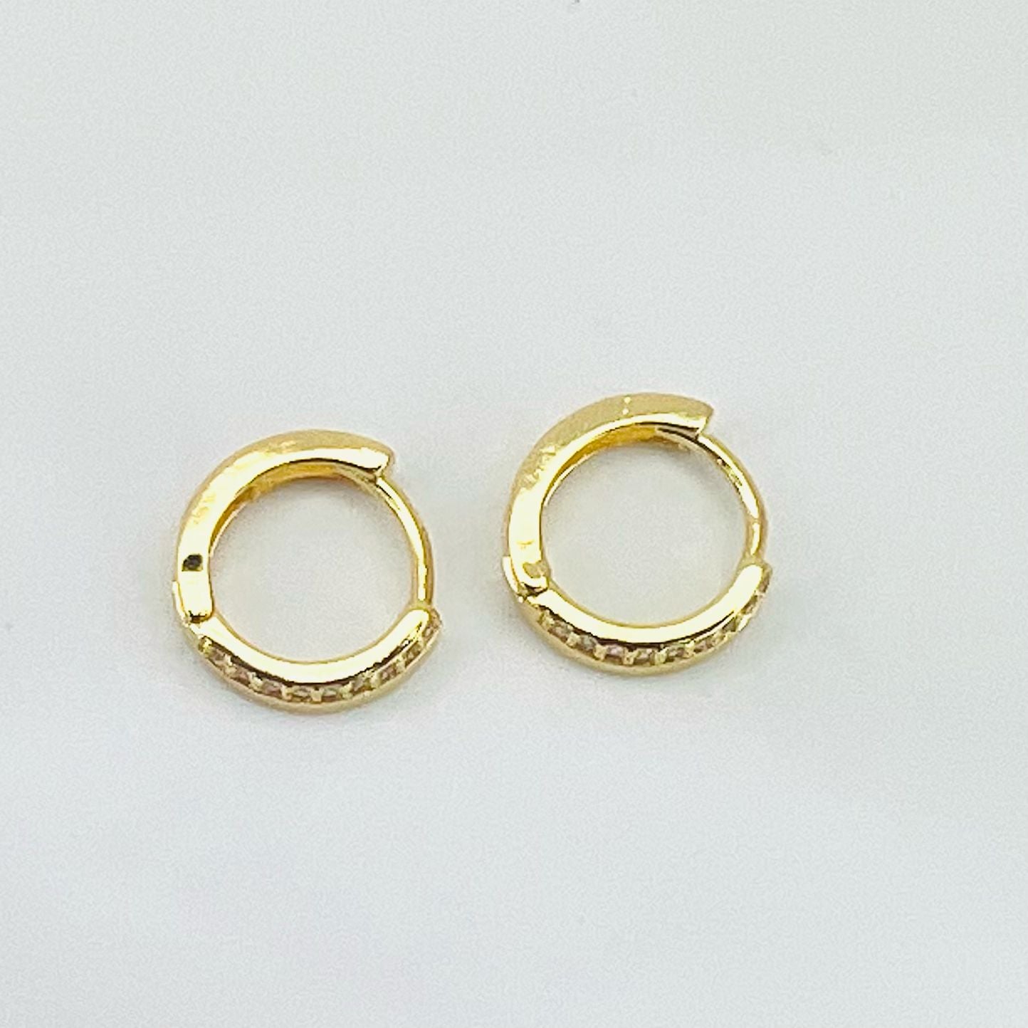 Aros argolla banda y circones baño de oro