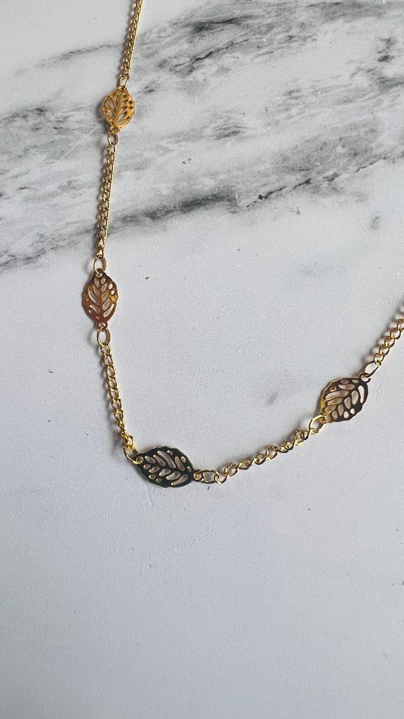 Collar largo de hojitas baño de oro