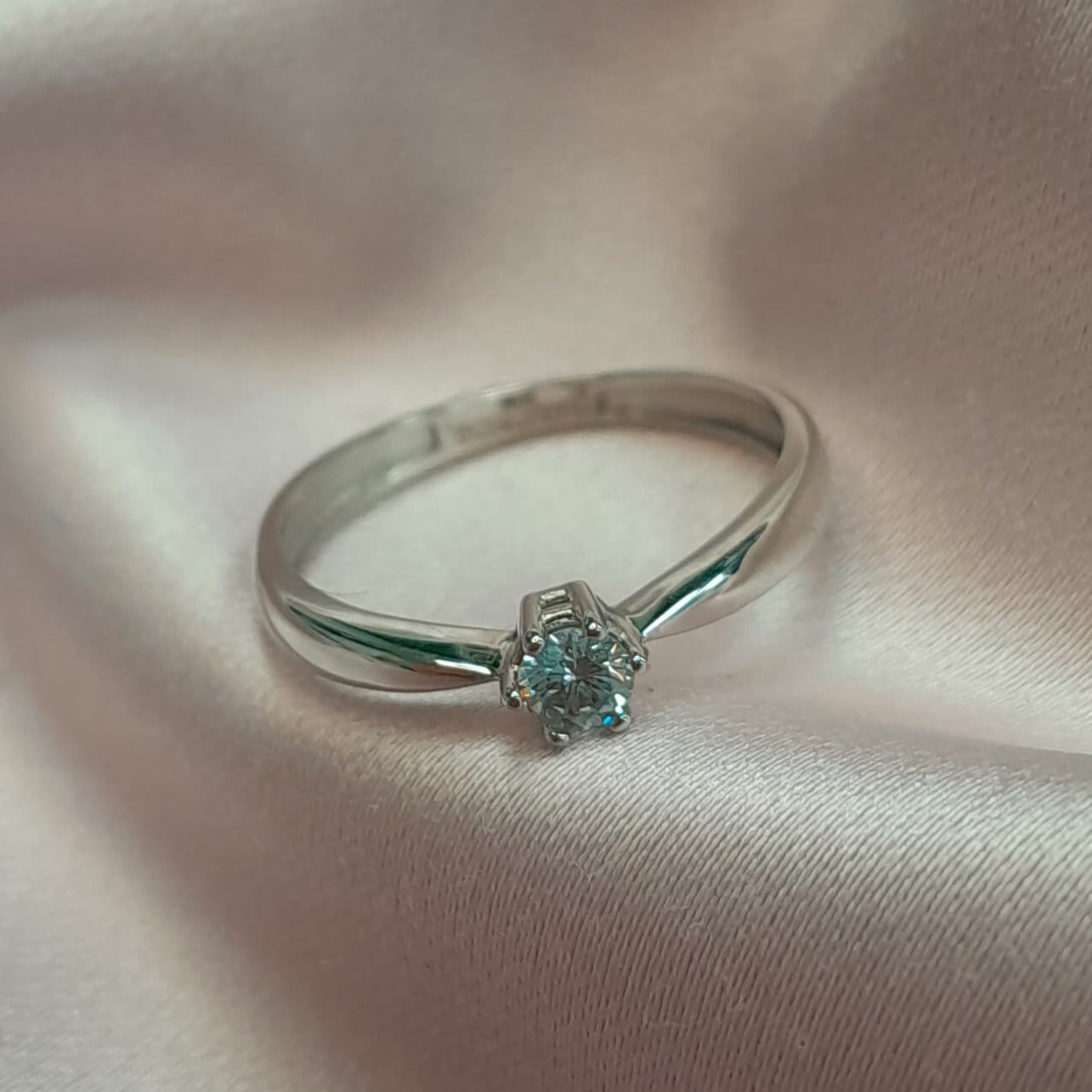 Anillo oro blanco diamante ice blue