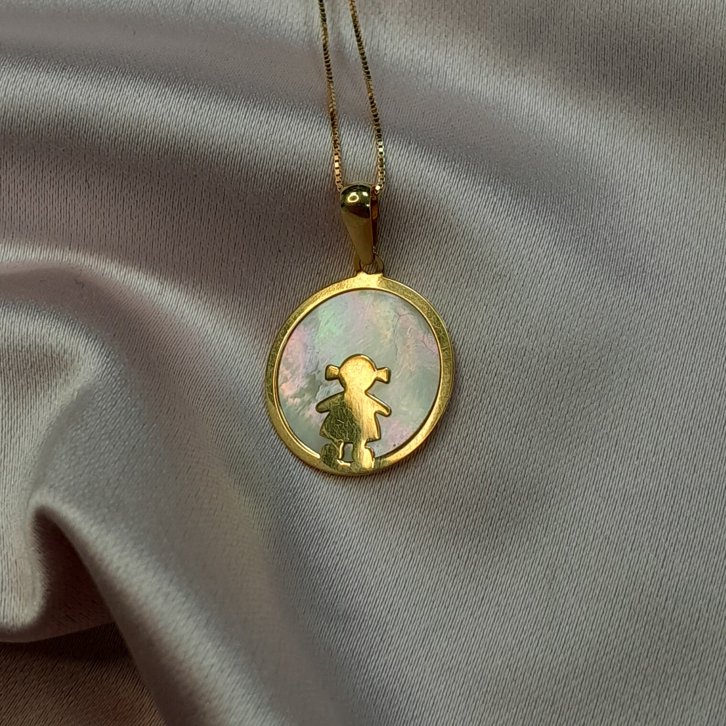 Colgante en oro amarillo y nacar niña