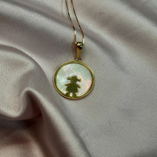 Colgante en oro amarillo y nacar niña