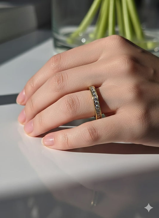 Anillo Oro 18K Medio cintillo zirconia