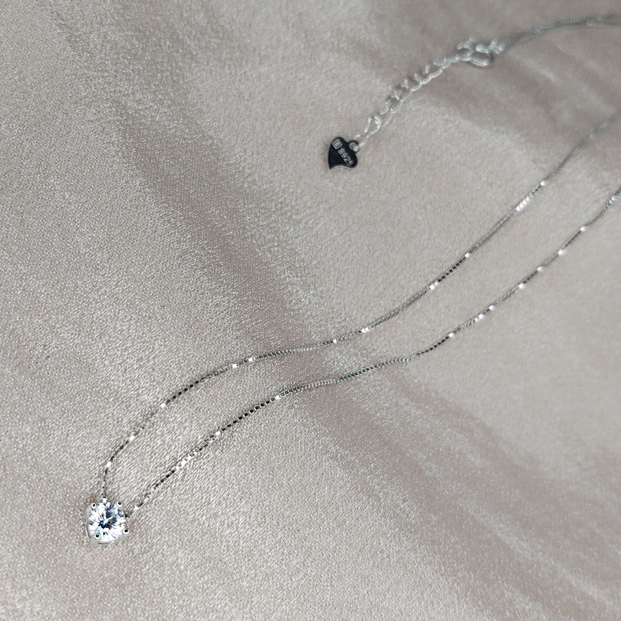 Collar en plata con grifa