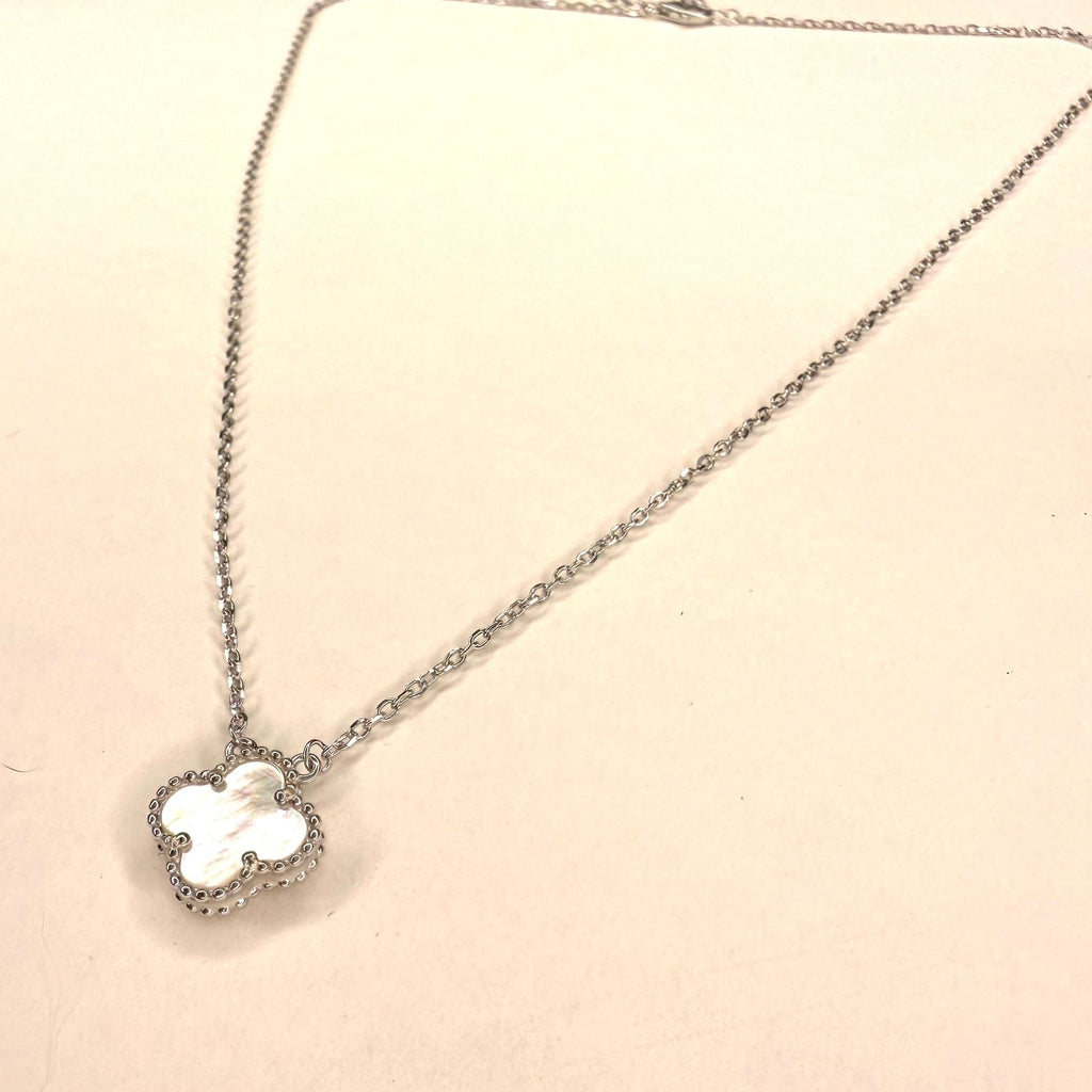 Collar trebol Madre perla