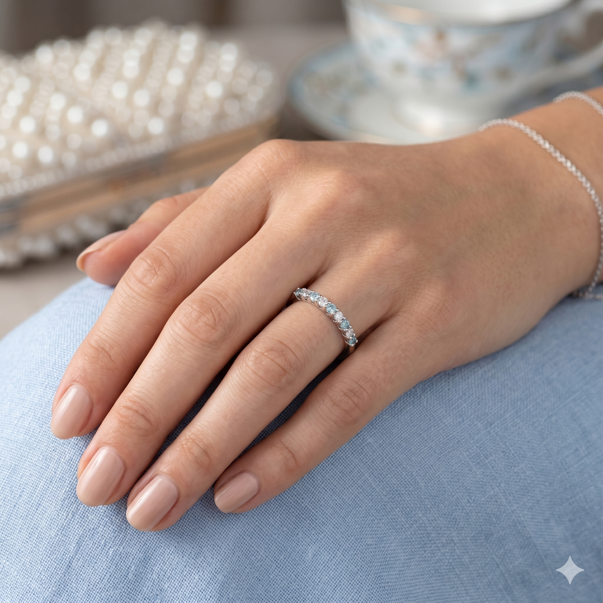 Anillo oro blanco brillantes blancos azules
