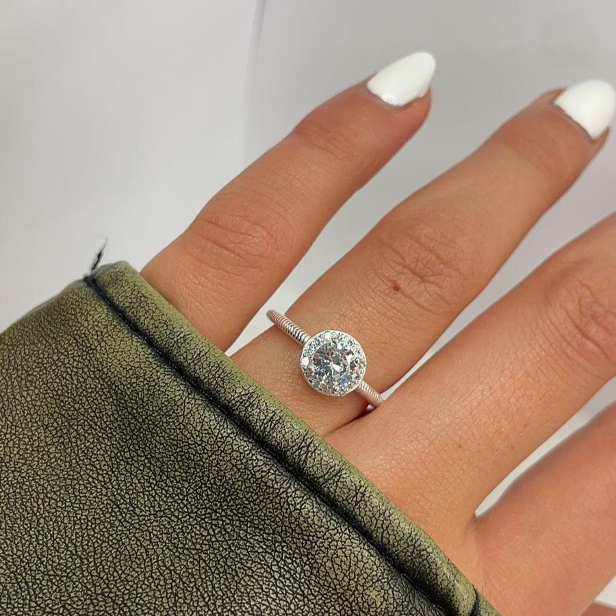 Anillo solitario central