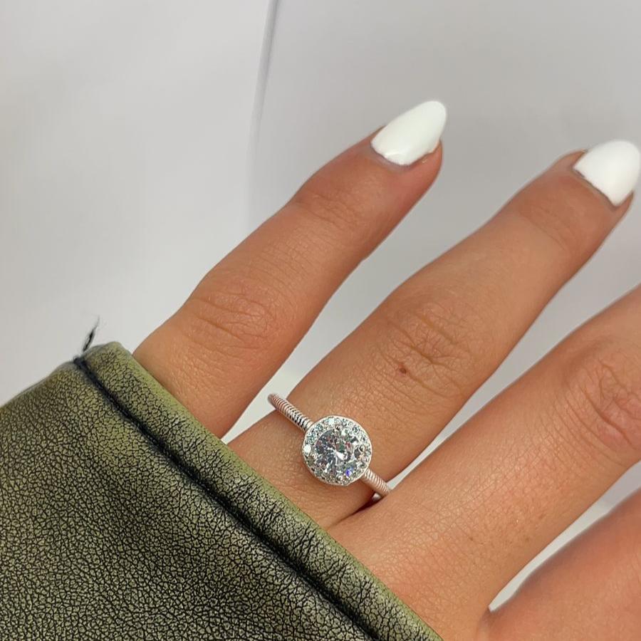 Anillo solitario central