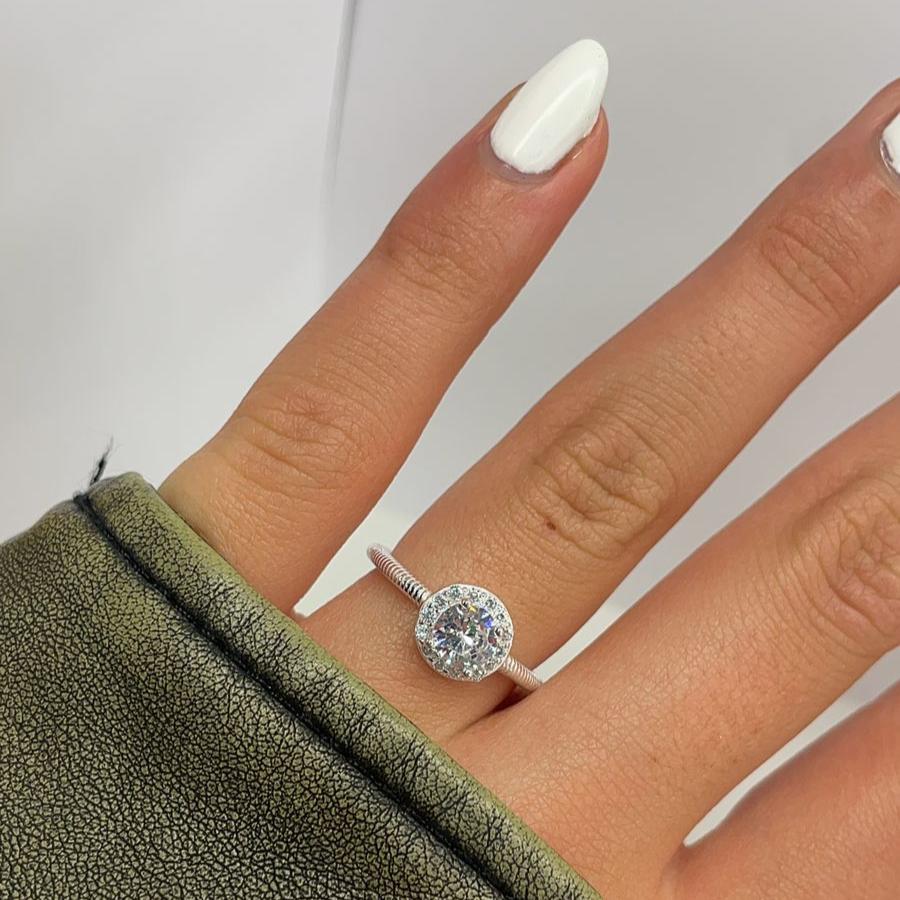 Anillo solitario central