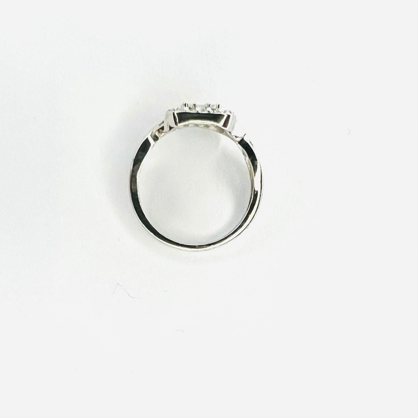 Anillo vintage, terminación cruzada