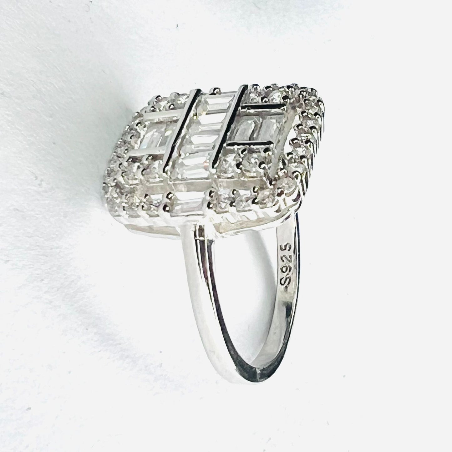 Anillo plata 925, Vintage, zirconias blancas, redondas y baguette distintas direcciones