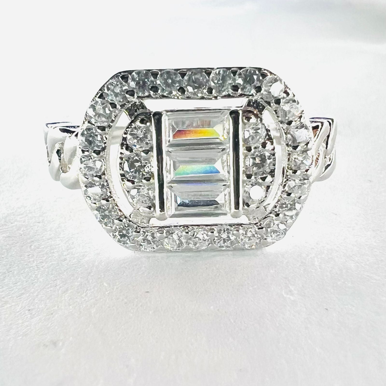 Anillo vintage ovalado bordes entrelazados