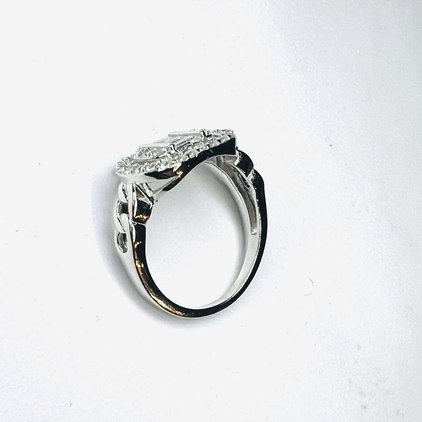 Anillo vintage ovalado bordes entrelazados