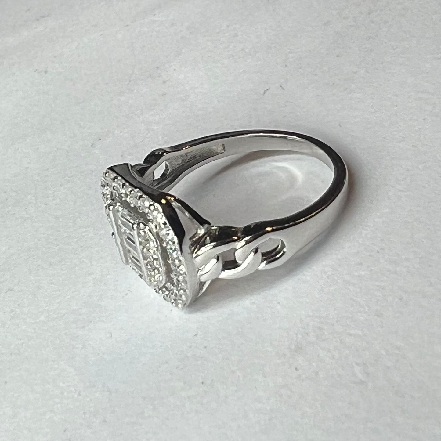 Anillo plata 925, Vintage, ovalado, zirconias blancas, redondas y baguette distintas direcciones, bordes entrelazados