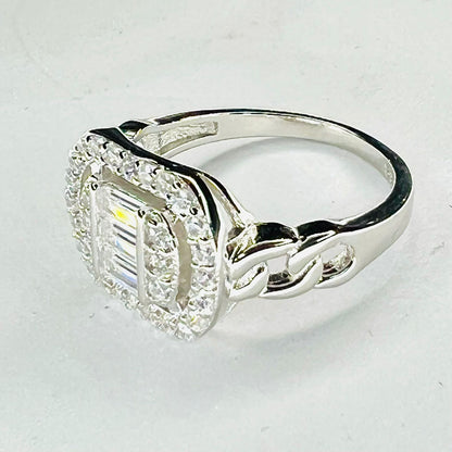 Anillo plata 925, Vintage, ovalado, zirconias blancas, redondas y baguette distintas direcciones, bordes entrelazados