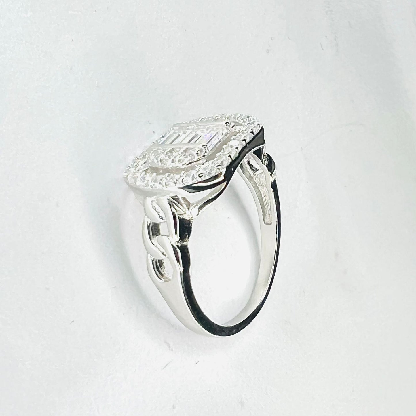 Anillo plata 925, Vintage, ovalado, zirconias blancas, redondas y baguette distintas direcciones, bordes entrelazados