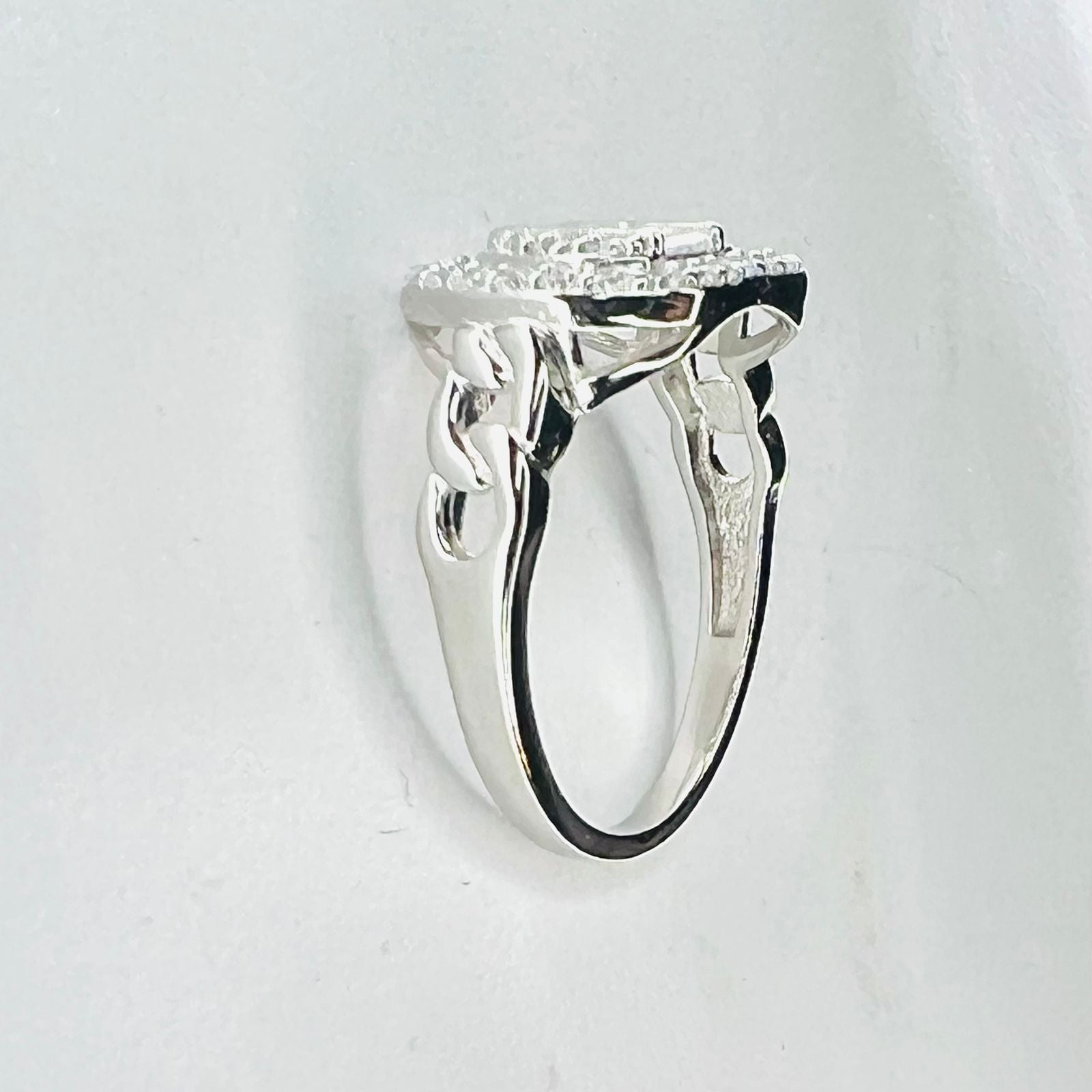Anillo vintage ovalado bordes entrelazados