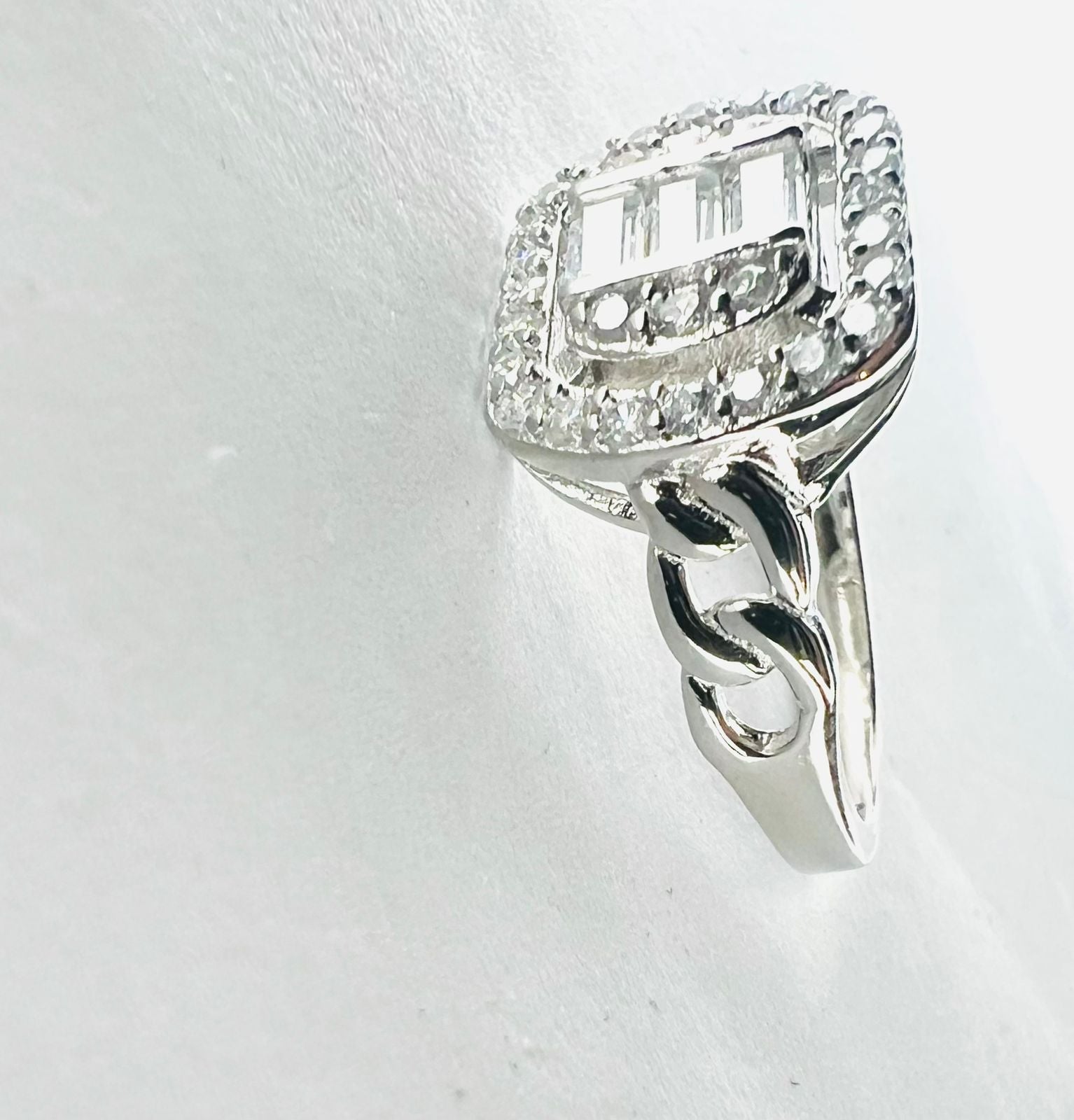 Anillo vintage ovalado bordes entrelazados