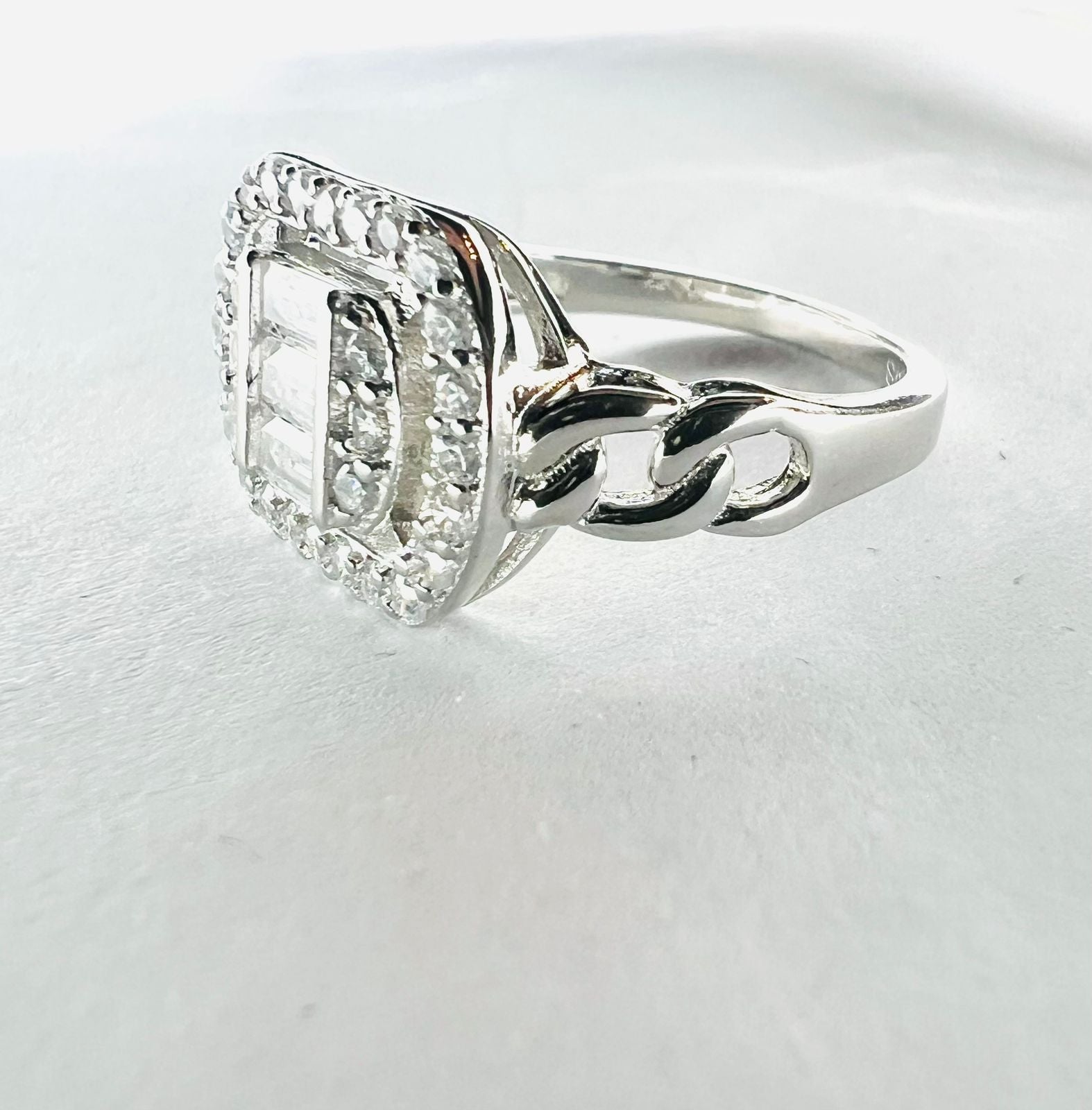 Anillo vintage ovalado bordes entrelazados