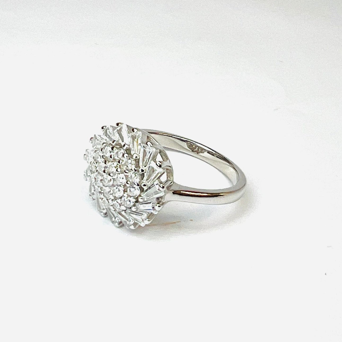 Anillo plata 925, Vintage, ovalado, zirconias blancas, redondas y baguette distintas direcciones, modelo Girasol