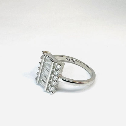 Anillo plata 925, Vintage, ovalado, zirconias blancas, redondas , riel central de Baguette rectangular