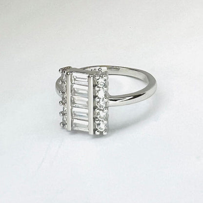 Anillo plata 925, Vintage, ovalado, zirconias blancas, redondas , riel central de Baguette rectangular