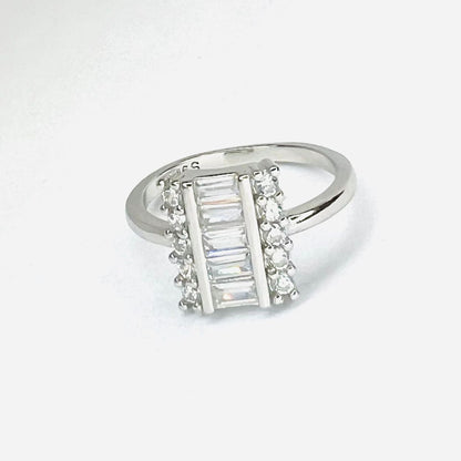 Anillo plata 925, Vintage, ovalado, zirconias blancas, redondas , riel central de Baguette rectangular