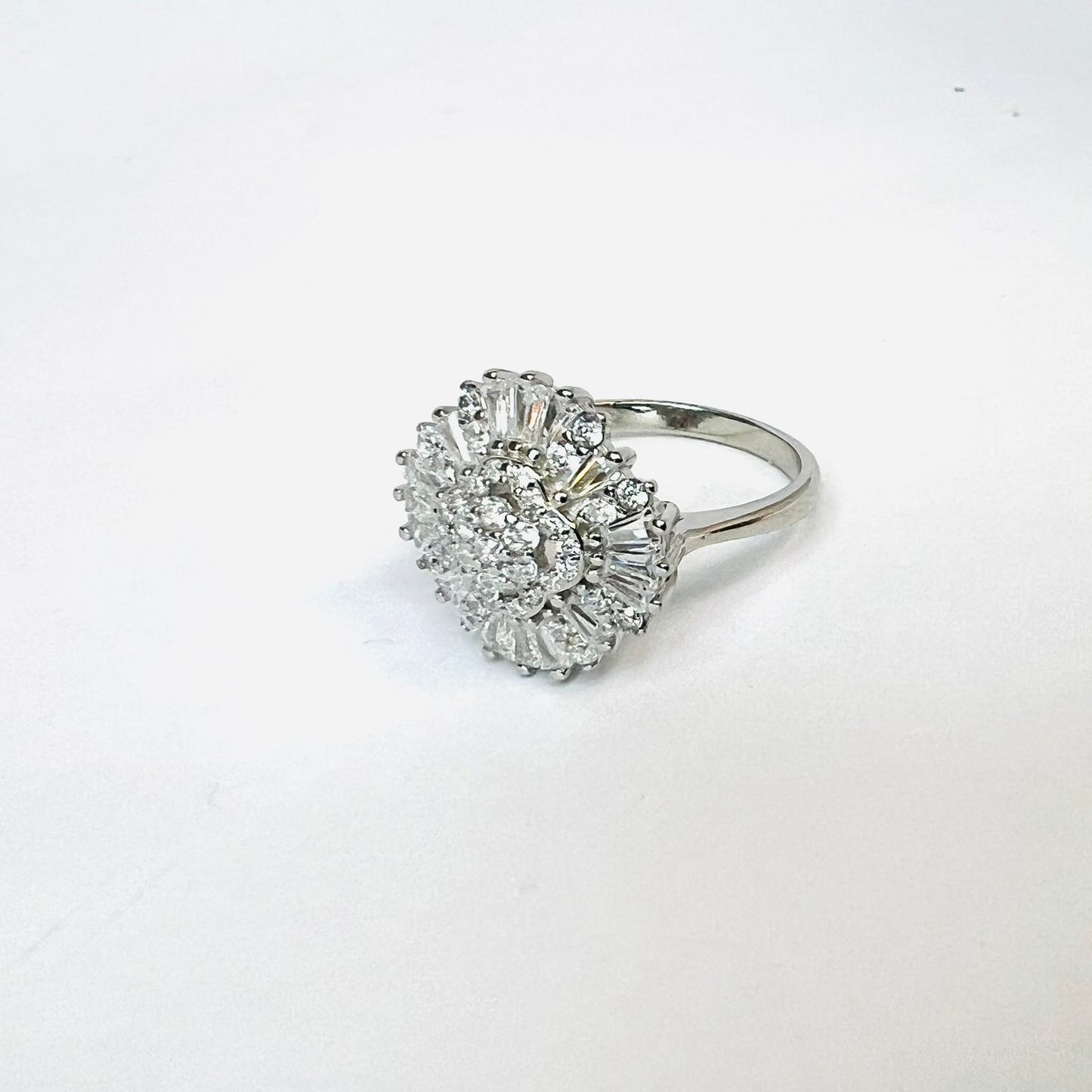 Anillo plata 925, Vintage, flor central , rodeada por baguette, zirconias blancas, redondas