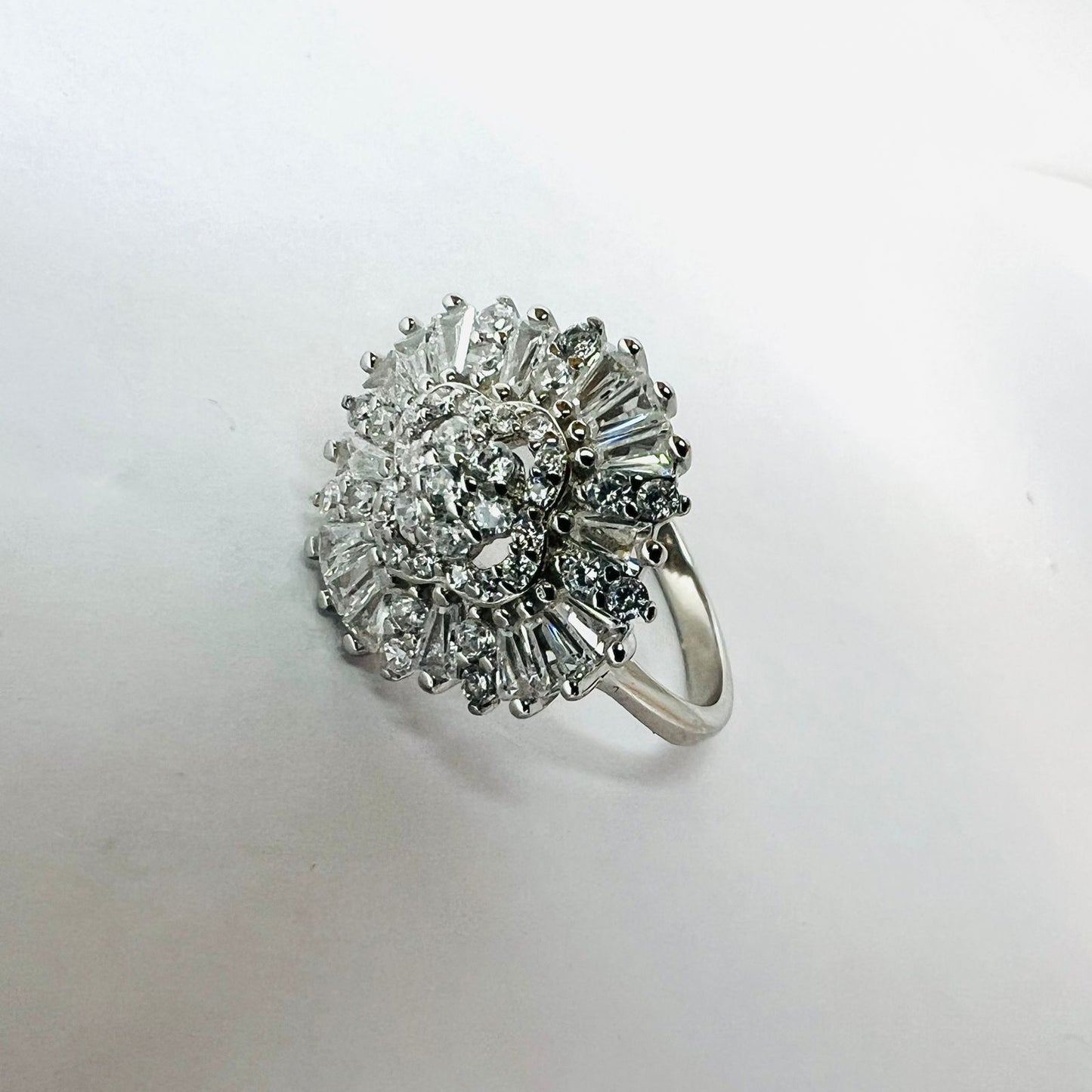 Anillo plata 925, Vintage, flor central , rodeada por baguette, zirconias blancas, redondas