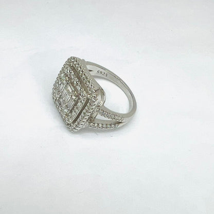 Anillo plata 925,  Vintage, tres cuadrados escalados , rodeada por baguette, zirconias blancas redondas, bordes zirconia